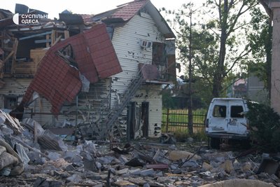 "Побачив ікону, взяв у руки й просто вистрибнув у вікно". Фоторепортаж з обстріляної Затоки на Одещині "Побачив ікону, взяв у руки й просто вистрибнув у вікно". Фоторепортаж з обстріляної Затоки на Одещині