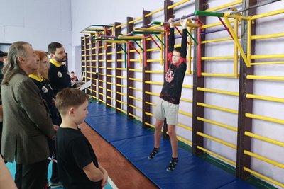 Рекорд України з найтривалішого вису на турніку встановили у Луцьку Рекорд України з найтривалішого вису на турніку встановили у Луцьку