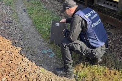 Працівник прокуратури тримає в руці уламок БпЛА, попередньо, типу "Герань-2", яким росіяни завдали удару по злізниці у Харкові Працівник прокуратури тримає в руці уламок БпЛА, попередньо, типу "Герань-2", яким росіяни завдали удару по злізниці у Харкові