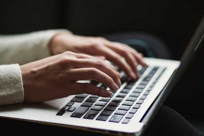 Робота за ноутбуком Робота за ноутбуком