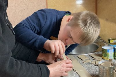 Окопні свічки для бійців: батьки та дитина з інвалідністю допомагають військовим Харківщини Окопні свічки для бійців: батьки та дитина з інвалідністю допомагають військовим Харківщини