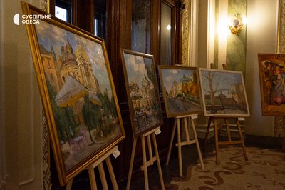 Різні ракурси та освітлення: в одеському оперному стартувала виставка картин з зображенням театру Різні ракурси та освітлення: в одеському оперному стартувала виставка картин з зображенням театру