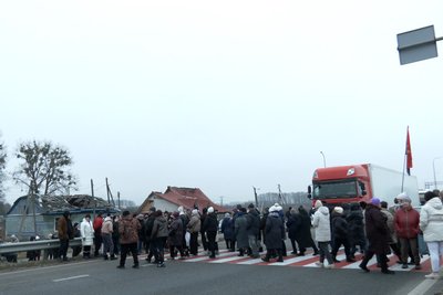 Перекривали автодорогу — на Житомирщині жителі села Березина провели акцію протесту Перекривали автодорогу — на Житомирщині жителі села Березина провели акцію протесту