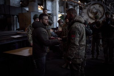 Які воїни отримали нагороди від Зеленського на передовій в Бахмуті Які воїни отримали нагороди від Зеленського на передовій в Бахмуті