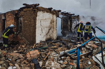 Рятувальники гасять пожежу у приватному будинку, яка зайнялася внаслідок російської атаки БпЛА у Червоному Рятувальники гасять пожежу у приватному будинку, яка зайнялася внаслідок російської атаки БпЛА у Червоному