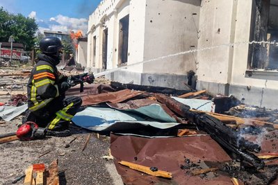 Рятувальник гасить пожежу на місці влучання російського безпілотника, Балаклія, 23 травня 2026 року Рятувальник гасить пожежу на місці влучання російського безпілотника, Балаклія, 23 травня 2026 року