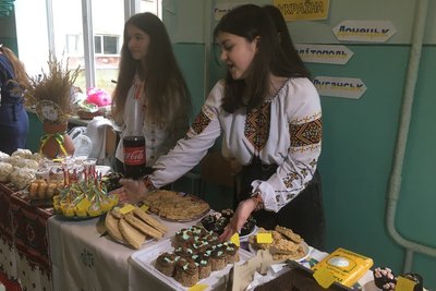 Під час шкільного ярмарку у Луцьку зібрали понад 70 тисяч гривень на авто для ЗСУ Під час шкільного ярмарку у Луцьку зібрали понад 70 тисяч гривень на авто для ЗСУ