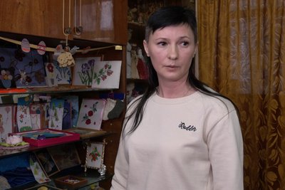 На канікулах пів сотні вчителів Луцької гімназії виготовляли окопні свічки На канікулах пів сотні вчителів Луцької гімназії виготовляли окопні свічки