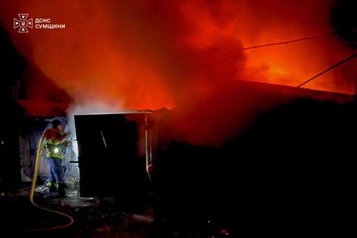 У Сумах дрони вночі атакували авто, гаражі та будинок