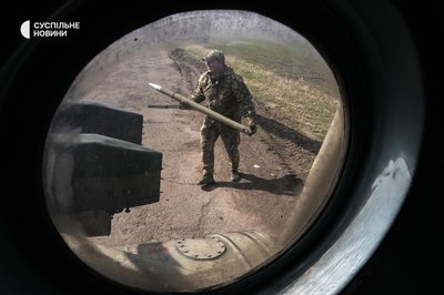 Військовий несе снаряд до ракетного комплексу на гелікоптері, Донеччина, березень 2023 року Військовий несе снаряд до ракетного комплексу на гелікоптері, Донеччина, березень 2023 року
