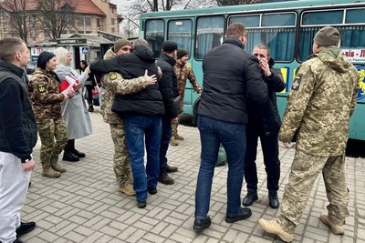 У Луцьку зустріли чотирьох звільнених з полону волинян У Луцьку зустріли чотирьох звільнених з полону волинян