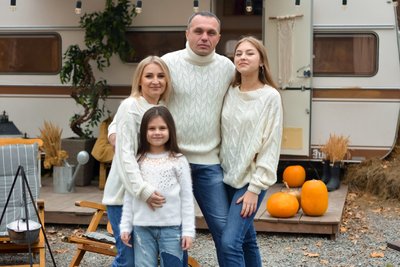 В'ячеслав Ільченко з дружиною та доньками В'ячеслав Ільченко з дружиною та доньками
