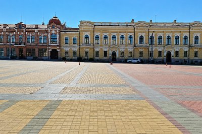 У Кропивницькому на площі Героїв Майдану через підозрілу валізу обмежували рух У Кропивницькому на площі Героїв Майдану через підозрілу валізу обмежували рух