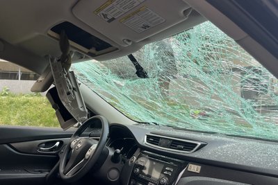 Розбите лобове скло автівки внаслідок одного з ударів по Харкову, 20 червня 2025 року Розбите лобове скло автівки внаслідок одного з ударів по Харкову, 20 червня 2025 року