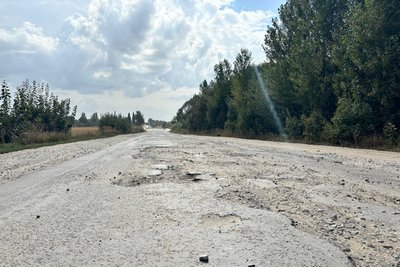 "Ще трішки — і машини порозвалюються" — чому більше року у громаді на Житомирщині не ремонтують дорогу "Ще трішки — і машини порозвалюються" — чому більше року у громаді на Житомирщині не ремонтують дорогу
