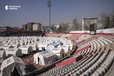 Головний стадіон міста Кахраманмараш перетворився на один з центрів допомоги. Тут 300 наметів і в кожному може жити до 15 людей. Туреччина, 12 лютого 2023 року.