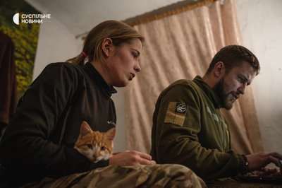 Бійці батальйону К-2 54-ї окремої бригади налаштовують дрони Бійці батальйону К-2 54-ї окремої бригади налаштовують дрони