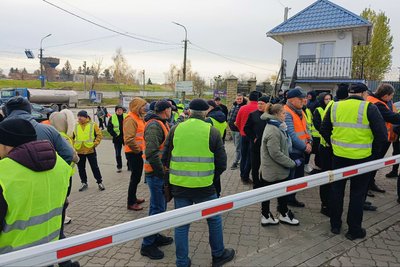 Під польським консульством у Луцьку перевізники вимагають розблокувати пункти пропуску на кордоні Під польським консульством у Луцьку перевізники вимагають розблокувати пункти пропуску на кордоні
