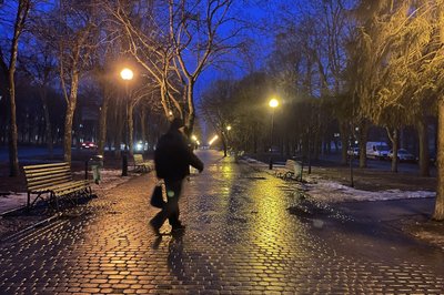 У частині Харкова увімкнули вуличне освітлення: фоторепортаж