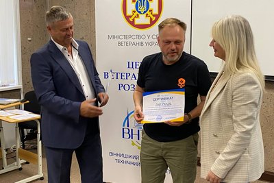 У Вінниці 19 помічників ветеранів пройшли навчання й отримали сертифікати У Вінниці 19 помічників ветеранів пройшли навчання й отримали сертифікати