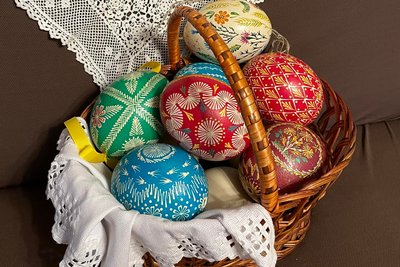 Створює писанки зі страусових яєць: майстриня з Рівненщини розповіла про своє хобі