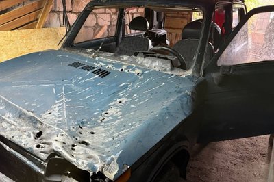 Автівка, яка була пошкоджена через удар російського FPV-дрона Автівка, яка була пошкоджена через удар російського FPV-дрона