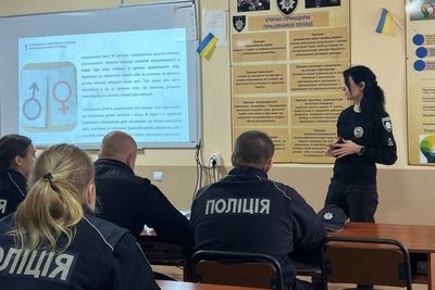 Поліцейська з Житомира Наталія Рудюк пише тексти пісень для Іво Бобула