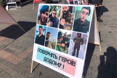 В Одесі влаштували акцію на підтримку військовополонених захисників Азовсталі В Одесі влаштували акцію на підтримку військовополонених захисників Азовсталі
