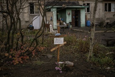 Могила цивільної жінки біля житлового будинку у Вугледарі