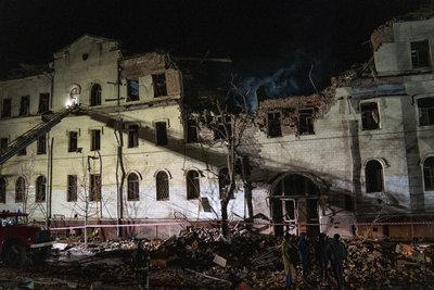 Рятувальники гасять пожежу в будинку у Харкові