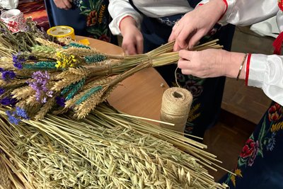 "Символ Рідзва" — у громаді на Житомирщині ліцеїстів навчали плести солом'яні дідухи "Символ Рідзва" — у громаді на Житомирщині ліцеїстів навчали плести солом'яні дідухи