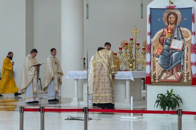 Священник греко-католицької церкви Олександр Богомаз (третій зліва) під час служби в храмі у Києів, грудень 2022 року. Чоловік дев’ять місяців проводив богослужіння в окупованому Мелітополі. Священник греко-католицької церкви Олександр Богомаз (третій зліва) під час служби в храмі у Києів, грудень 2022 року. Чоловік дев’ять місяців проводив богослужіння в окупованому Мелітополі.