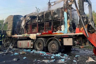 Вантажівка поштової служби, яка згоріла внаслідок удару російської «Молнії» поблизу Близнюків Лозівського району, 31 серпня 2026 року Вантажівка поштової служби, яка згоріла внаслідок удару російської «Молнії» поблизу Близнюків Лозівського району, 31 серпня 2026 року