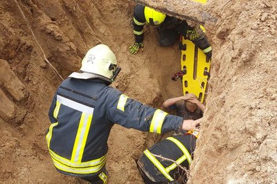 Понад годину під землею: як у Луцьку рятували чоловіків, яких засипало під час земельних робіт Понад годину під землею: як у Луцьку рятували чоловіків, яких засипало під час земельних робіт