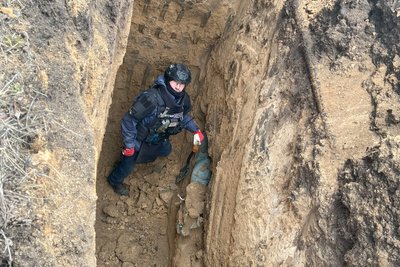 У Слатиному дістають ФАБ-500, яка не розірвалася вранці 6 березня 2025 року У Слатиному дістають ФАБ-500, яка не розірвалася вранці 6 березня 2025 року