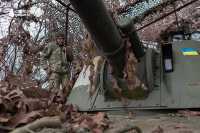 старший офіцер дає команду на постріл з самохідної гаубиці "Акація" старший офіцер дає команду на постріл з самохідної гаубиці "Акація"