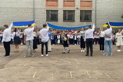В Житомирі вперше за шкільні парти сіли 2200 першокласників В Житомирі вперше за шкільні парти сіли 2200 першокласників