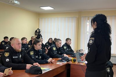 Поліцейська з Житомира Наталія Рудюк пише тексти пісень для Іво Бобула