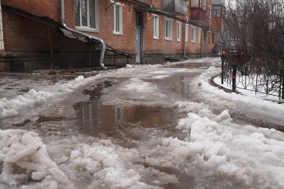 “Що станеться, коли воно замерзне”. Хто має чистити двори сум’ян від снігу “Що станеться, коли воно замерзне”. Хто має чистити двори сум’ян від снігу
