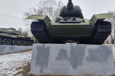 У Житомирі розмалювали п'єдестали двох танків радянської доби — у поліції встановлюють причетних У Житомирі розмалювали п'єдестали двох танків радянської доби — у поліції встановлюють причетних