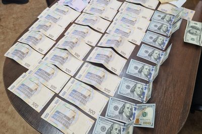 Гроші, знайдені під час обшуків у працівників відділу міграційної служби в Харкові, яких підозрюють у хабарництві Гроші, знайдені під час обшуків у працівників відділу міграційної служби в Харкові, яких підозрюють у хабарництві