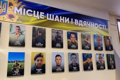 Загинули за Україну: у Житомирі відкрили меморіальний куточок на честь 16 колишніх учнів Загинули за Україну: у Житомирі відкрили меморіальний куточок на честь 16 колишніх учнів