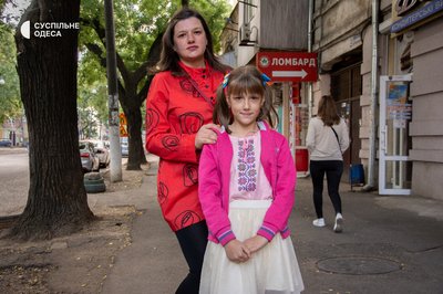 Школярка з Одеси продає власноруч сплетені браслети, аби допомогти ЗСУ Школярка з Одеси продає власноруч сплетені браслети, аби допомогти ЗСУ