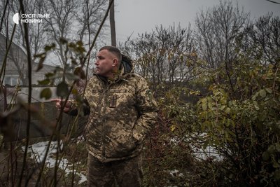 Військовий капелан Євген Савченко у дворі біля будинку, який можливо підійде в ролі одного з тимчасових притулків військових на реабілітації, грудень 2022 року. Військовий капелан Євген Савченко у дворі біля будинку, який можливо підійде в ролі одного з тимчасових притулків військових на реабілітації, грудень 2022 року.