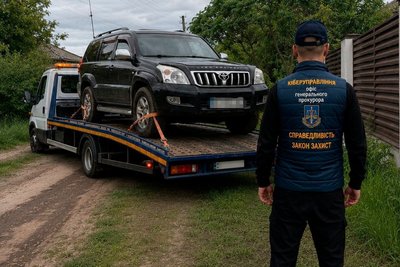 Автівка, яку правоохоронці вилучили під час обшуків у учасників злочинної групи Автівка, яку правоохоронці вилучили під час обшуків у учасників злочинної групи