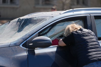 Жінка схиляється над загиблим внаслідок російського ракетного удару по Мерефі на Харківщині, 4 травня 2026 року Жінка схиляється над загиблим внаслідок російського ракетного удару по Мерефі на Харківщині, 4 травня 2026 року