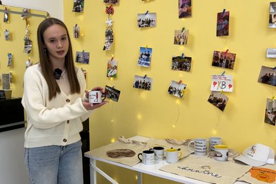 Виготовляють чашки, шопери, футболки: у громаді на Рівненщині підлітки вчаться вести бізнес Виготовляють чашки, шопери, футболки: у громаді на Рівненщині підлітки вчаться вести бізнес