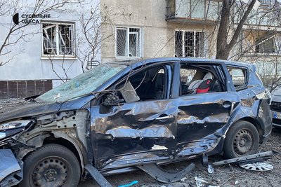 Понівечені авто, вибиті вікна та пошкоджені балкони: фото наслідків атаки РФ на Приморський район Одеси Понівечені авто, вибиті вікна та пошкоджені балкони: фото наслідків атаки РФ на Приморський район Одеси