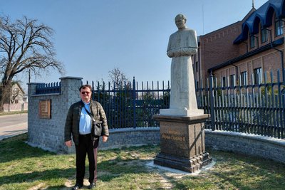 У Житомирі поблизу католицького храму встановили пам'ятник Папі Римському У Житомирі поблизу католицького храму встановили пам'ятник Папі Римському