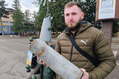 В місті на Волині встановили ялинку з артилерійських снарядів — волонтер Влад Демянчук